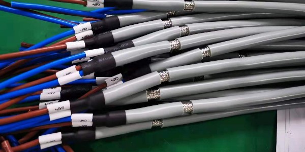 成套廠(chǎng)的二次線(xiàn)下線(xiàn)自動(dòng)化設(shè)備之全自動(dòng)套號(hào)碼管端子機(jī)